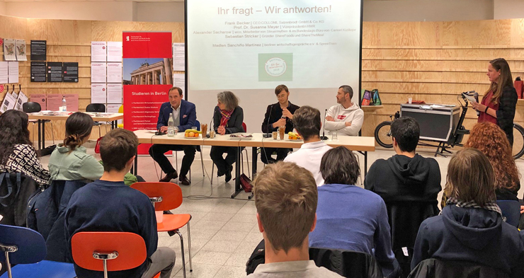 Frank Becker spricht auf der Podiumsdiskussion